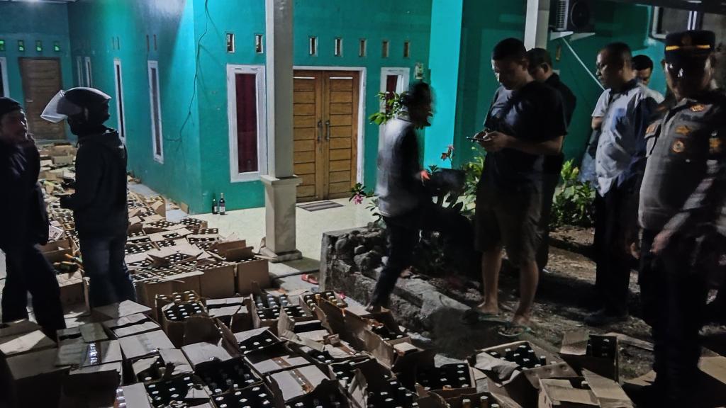 Warga Gerebek Rumah Diduga Jadi Gudang Miras di Kota Banjar, 212 Karton Minuman Beralkohol Ditemukan