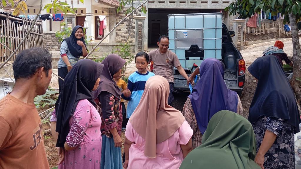 Bantu Warga Terdampak Kemarau, Polsek Tamansari Polres Tasikmalaya Kota Salurkan Air Bersih