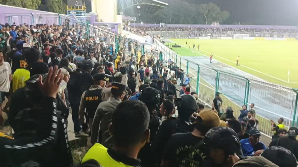 Ricuh Suporter PSGC vs PSIS Semarang Meluas ke Luar Stadion