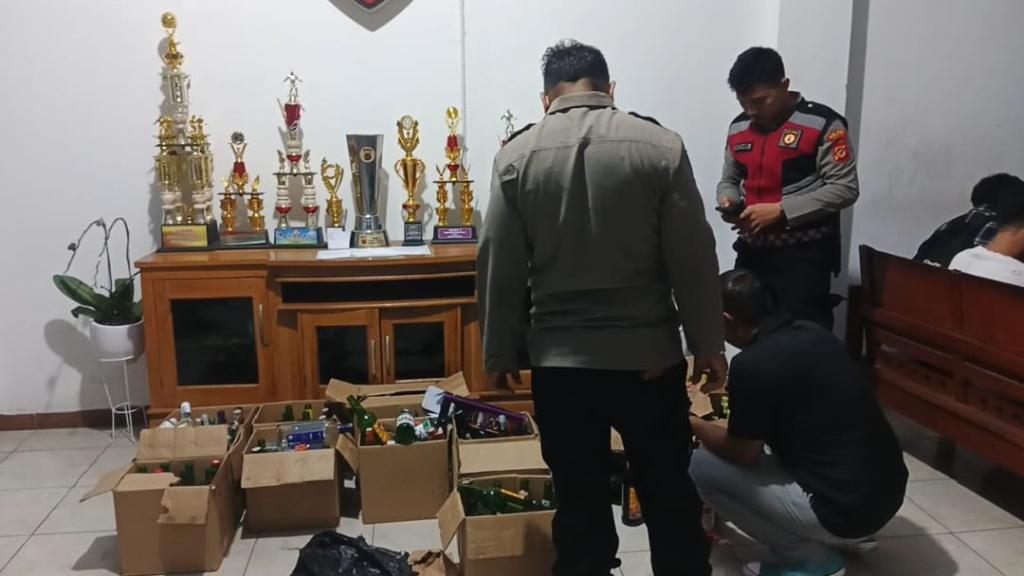 Polres Ciamis Sita 56 Botol Miras dalam Razia KRYD, Dua Orang Diduga Pengedar Diamankan