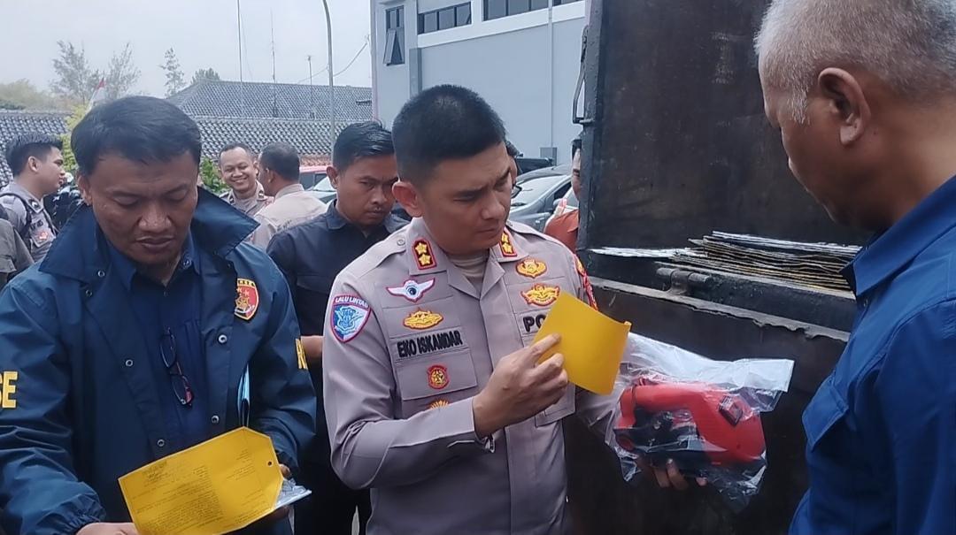 Polres Ciamis Bongkar Dugaan Penyelewengan BBM Subsidi Pakai Truk Fuso, Sopir dan Kernet Diamankan