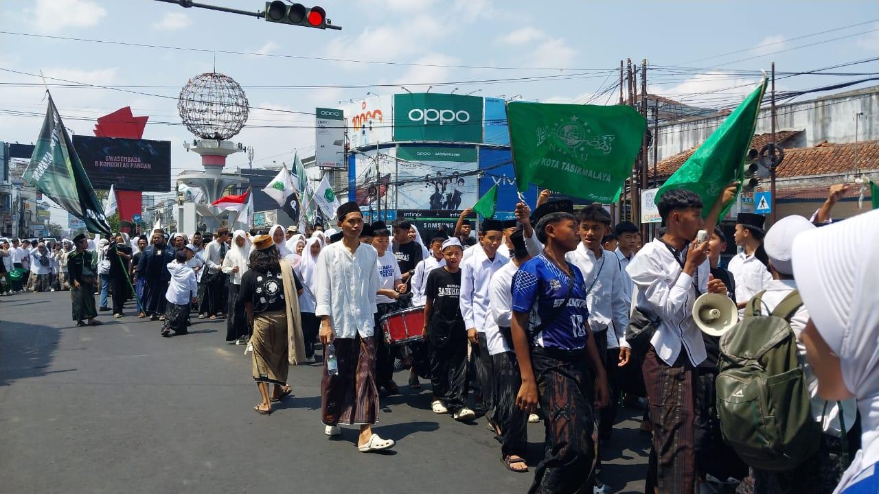 Puluhan Ribu Santri Meriahkan Hari Santri Nasional 2026 di Tasikmalaya, Karnaval Semarakkan Jalan HZ Mustofa