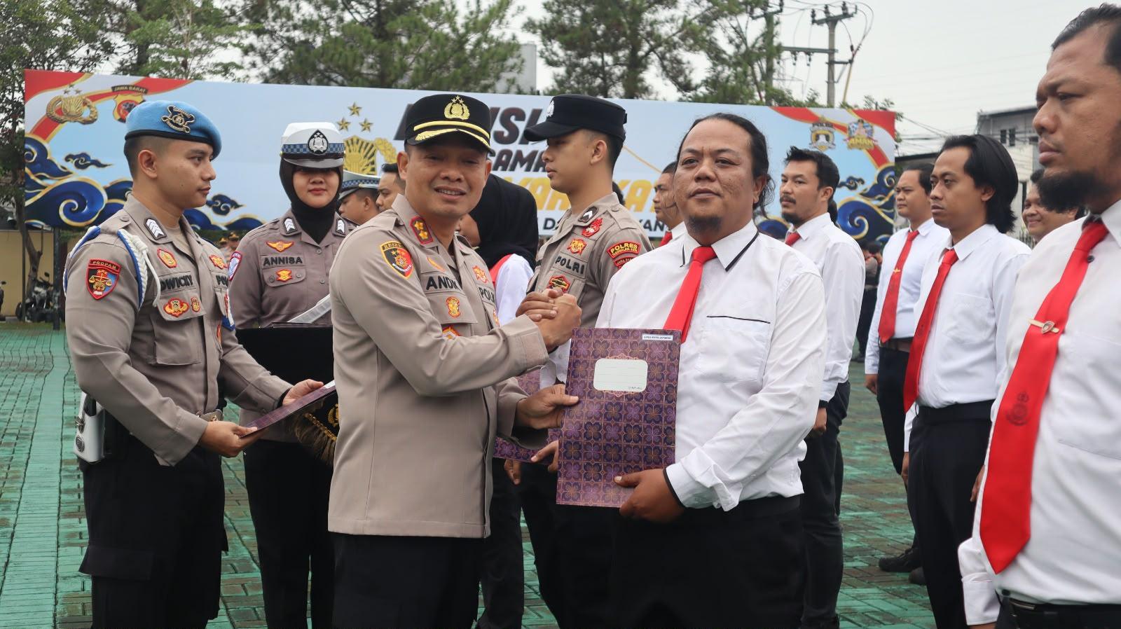 Polres Tasikmalaya Kota Beri Penghargaan kepada 27 Personel dan Dua Warga, Ini Prestasinya