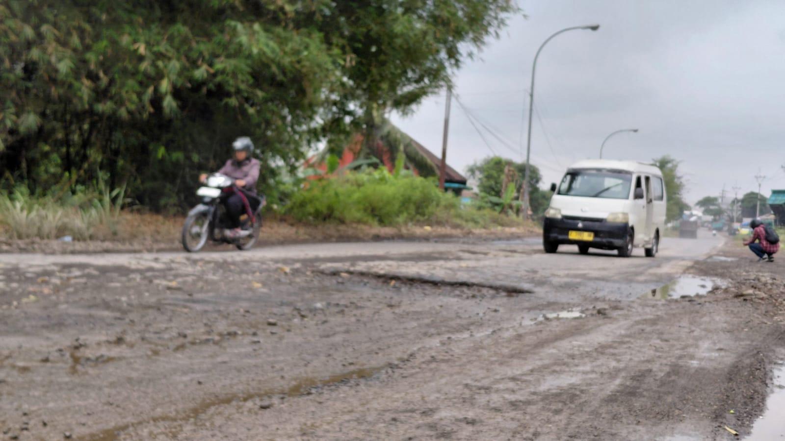 Jalan Mangin Tasikmalaya Rusak Berat, DPRD Soroti Truk Pasir Over Tonase