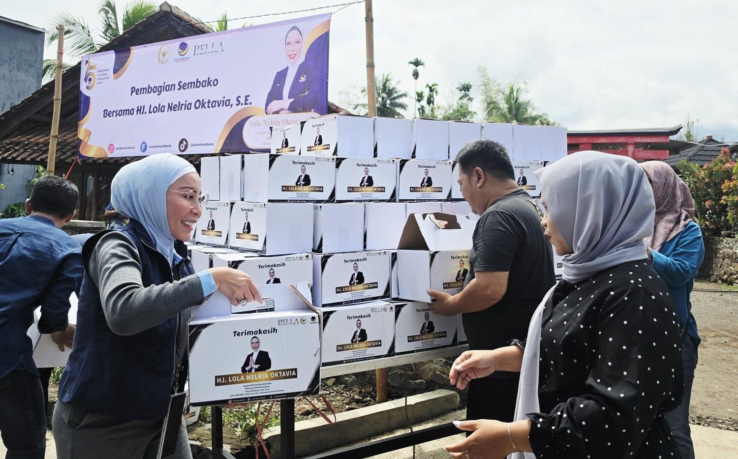 Sambut HUT ke-15 Partai NasDem, Lola Nelria Oktavia Bagikan Ratusan Paket Sembako di Tasikmalaya