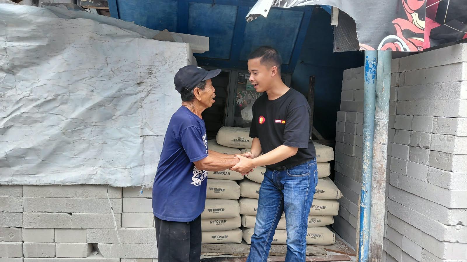 CV Armey Jaya Mandiri Bantu Material Bangunan untuk Kakek Nana, Lansia yang Tinggal di Gubuk Bersama Cucu Berkebutuhan Khusus
