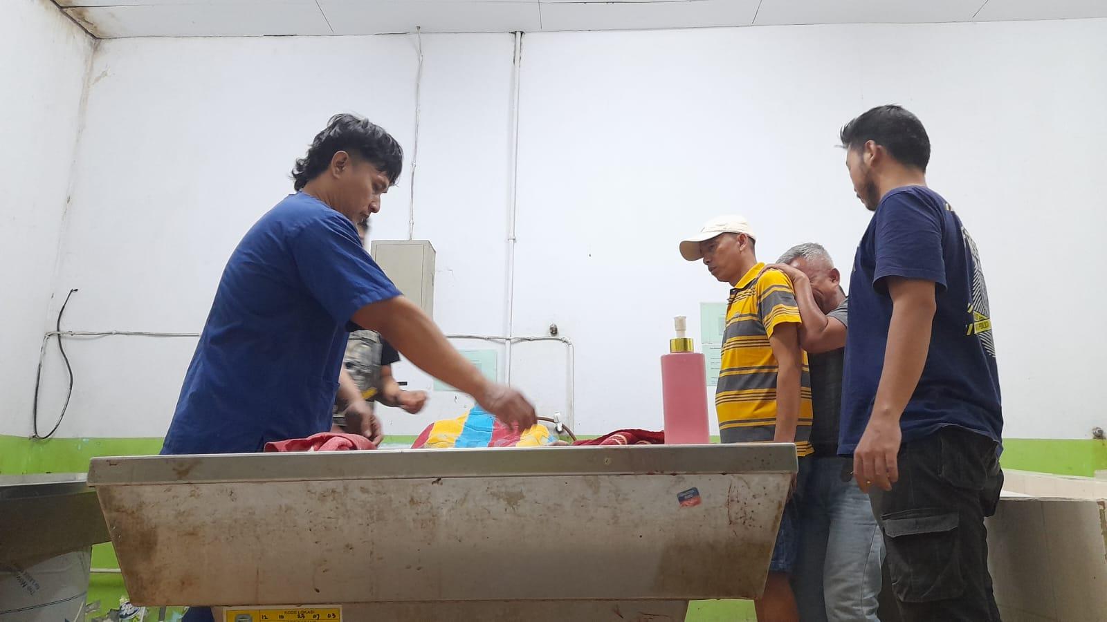 Isak Tangis Warnai Penjemputan Jenazah Korban Tertabrak Kereta Api Serayu di Indihiang Tasikmalaya