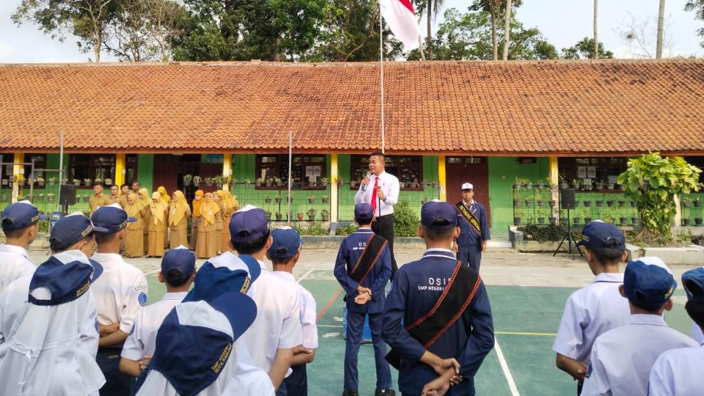 Jadi Pembina Upacara di SMPN 8, Kasat Reskrim Polres Banjar Iptu Pramono Ingatkan Siswa Soal Medsos dan Tertib Lalu Lintas
