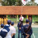 Jadi Pembina Upacara di SMPN 8, Kasat Reskrim Polres Banjar Iptu Pramono Ingatkan Siswa Soal Medsos dan Tertib Lalu Lintas