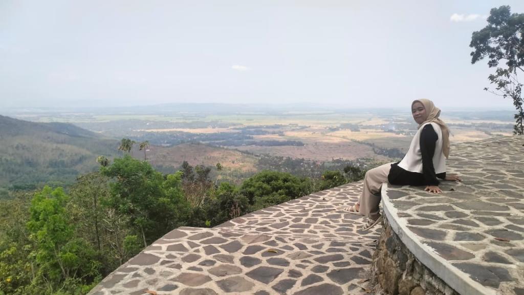 Jadi Pilihan Wisata Akhir Pekan, Pasir Cabe Banjar Tawarkan Keindahan Sunset dan Suasana Sejuk Puncak Bukit