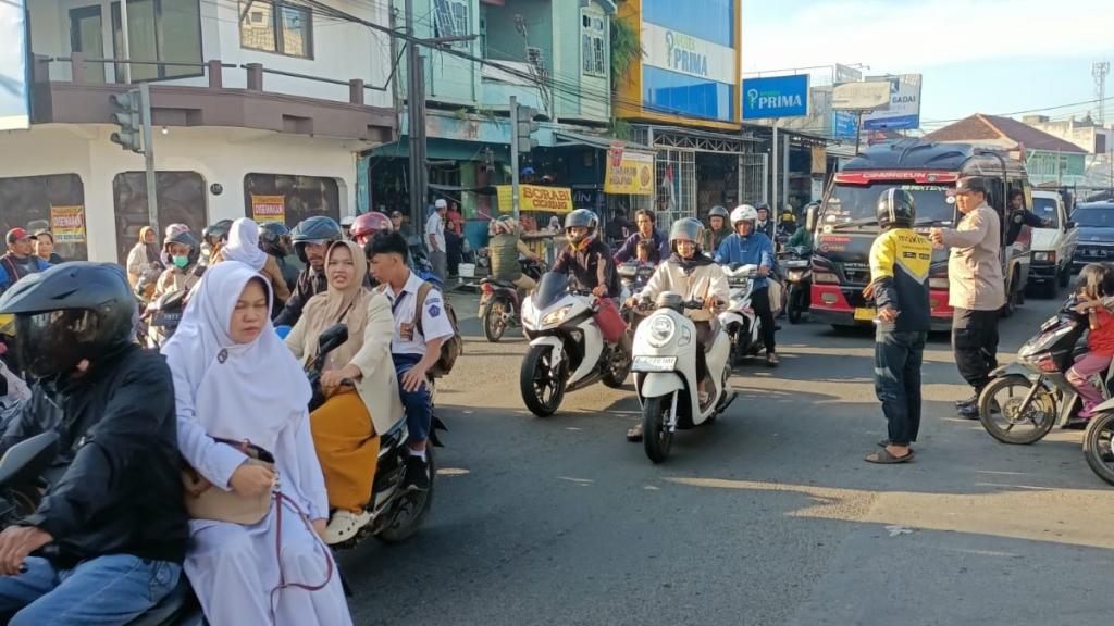 Jaga Kelancaran Lalu Lintas, Anggota Polsek Kawalu Laksanakan Gatur Lalin di Simpang 4 Cicariang Usai Libur Tahun Baru