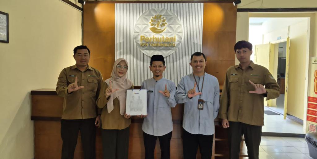 Jaga Kelestarian Hutan Priangan Timur, Perhutani KPH Tasikmalaya dan DT Peduli Kolaborasi Tanam Pohon