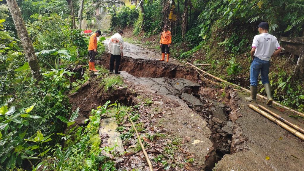 Jalan Desa Lumbung Ciamis Longsor dan Ambles, Akses Dua Dusun Terputus, Pasutri Alami Luka Ringan