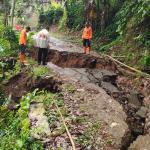 Jalan Desa Lumbung Ciamis Longsor dan Ambles, Akses Dua Dusun Terputus, Pasutri Alami Luka Ringan