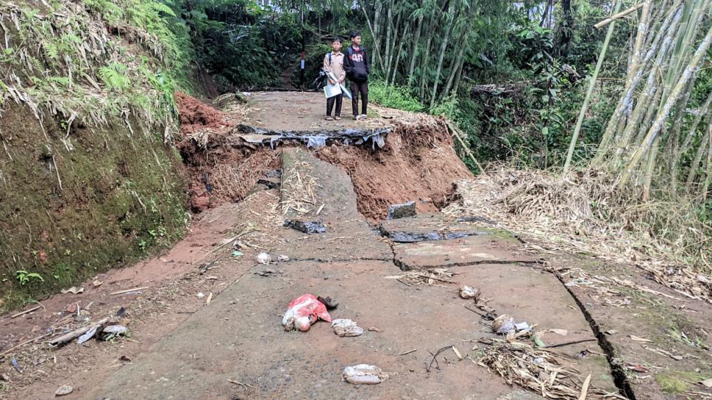 Jalan Penghubung 2 Desa di Bojonggambir Ambles, Kendaraan Belum Bisa Melintas
