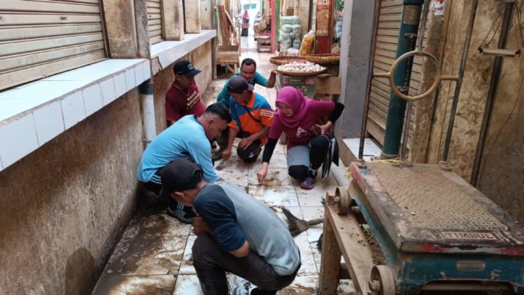 Jelang Peluncuran Aplikasi Pasar Cerdas, Dinas KUKMP dan Pedagang Gelar Aksi Bersih-Bersih