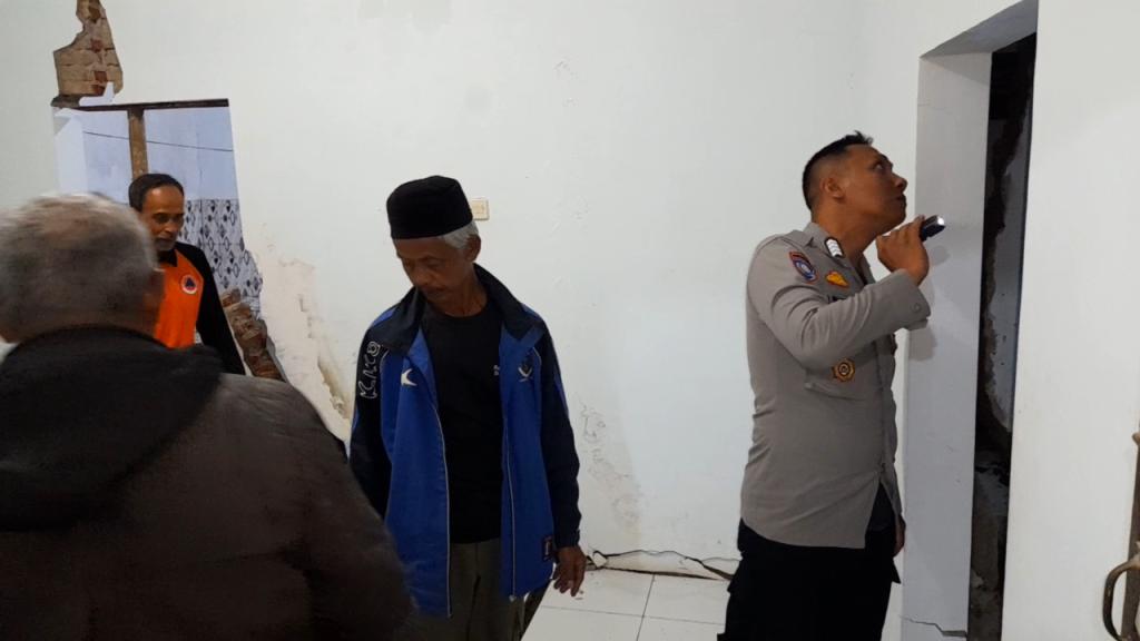 Jumlah Rumah Terdampak Pergerakan Tanah di Cineam Terus Bertambah, Petugas Gabungan Patroli Siaga