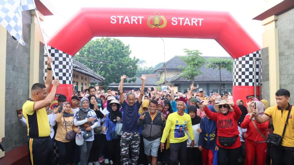 Kapolres Ciamis Lepas Ratusan Peserta Jalan Sehat Karnaval SCTV 2024