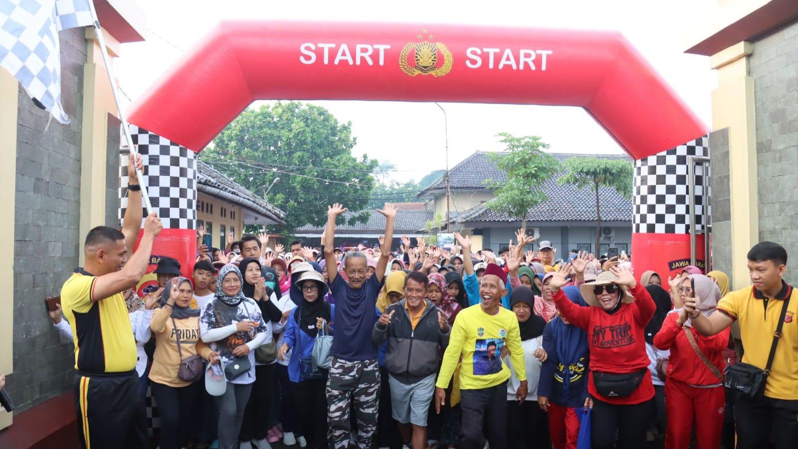 Kapolres Ciamis Lepas Ratusan Peserta Jalan Sehat Karnaval SCTV 2024