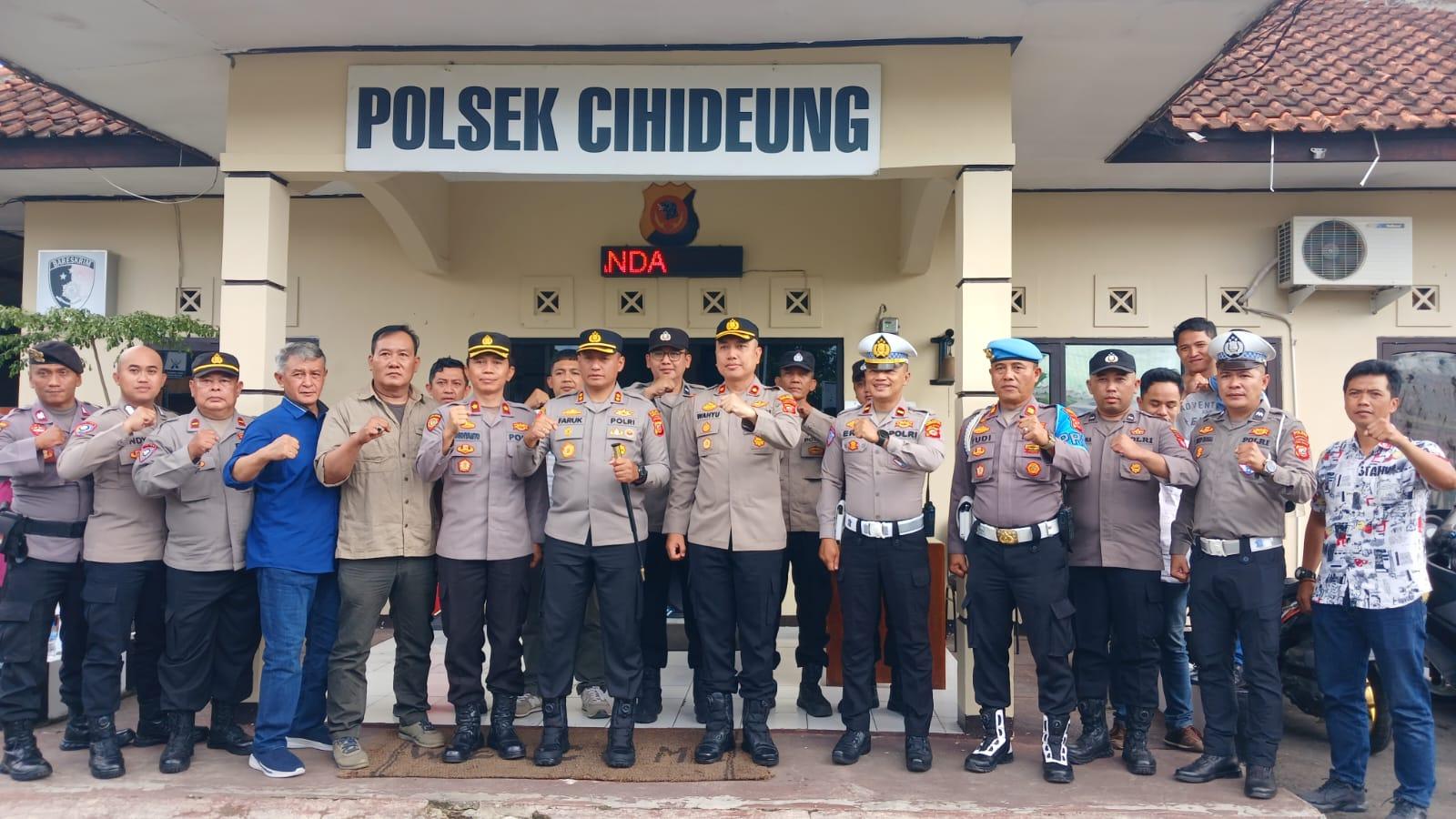 Kapolres Tasikmalaya Kota Kunjungi Polsek Cihideung, Perkuat Silaturahmi dan Dorong Profesionalisme Anggota