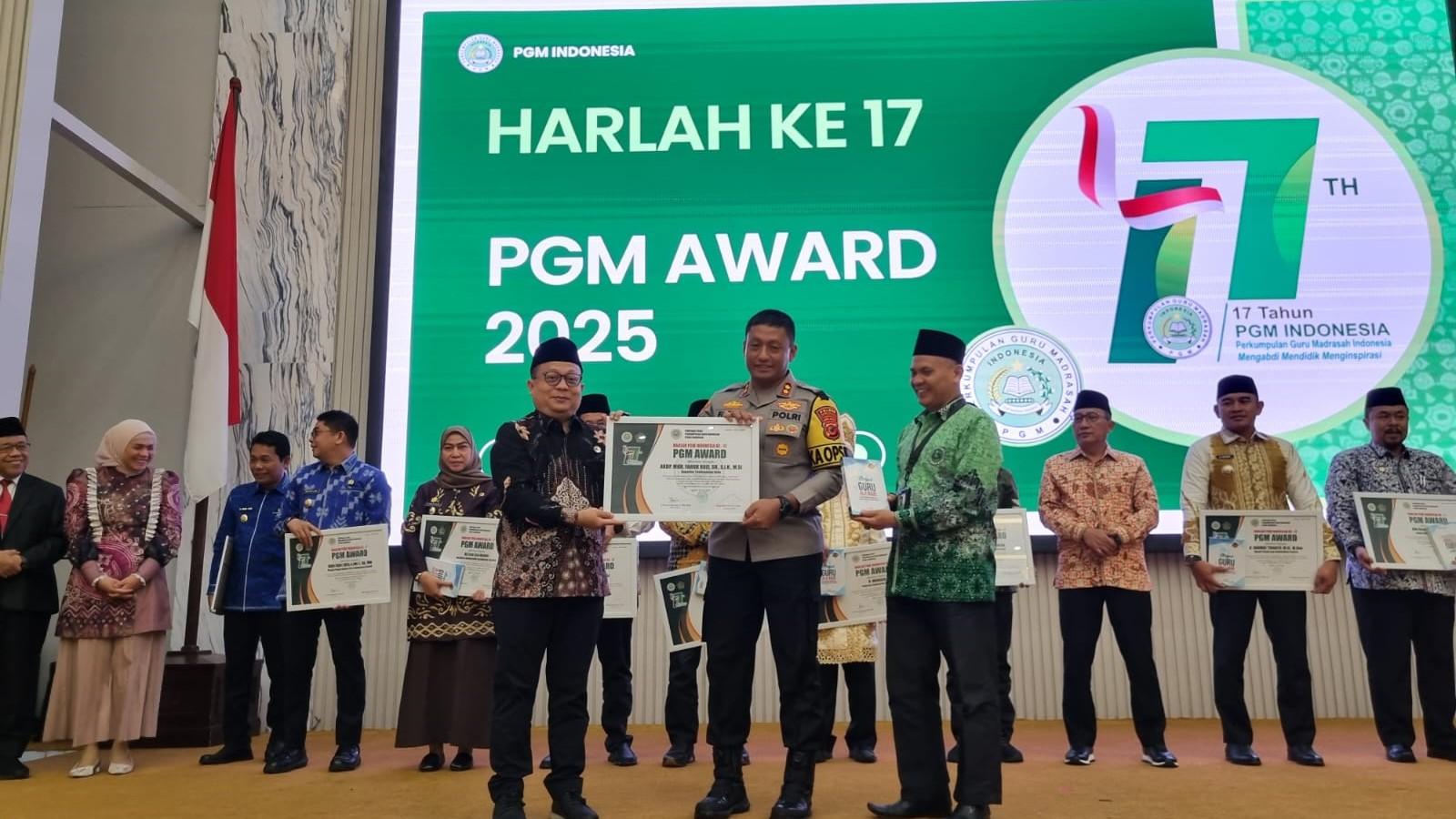 Kapolres Tasikmalaya Kota Raih PGM Award 2025 atas Dukungan terhadap Pendidikan Madrasah
