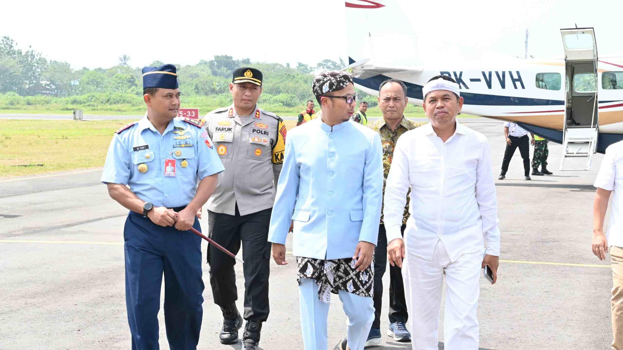 Kapolres Tasikmalaya Kota Sambut Hangat Kedatangan Gubernur Jawa Barat di Lanud Wiriadinata