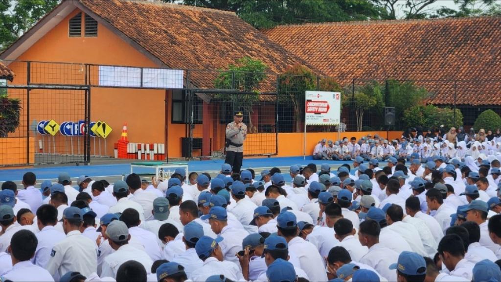 Kapolsek Cibeureum Berikan Penyuluhan tentang Larangan Knalpot Brong dan Geng Motor di SMKN 4 Kota Tasikmalaya
