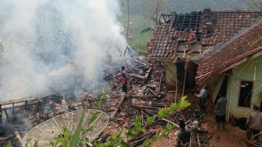 Kebakaran di Talegong Garut Hanguskan Tiga Rumah, Kerugian Capai Rp65 Juta