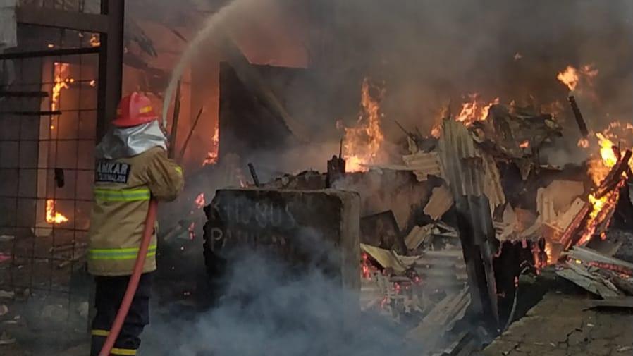 Jerit Tangis Gantikan Kokok Ayam Subuh Mencekam di Singaparna
