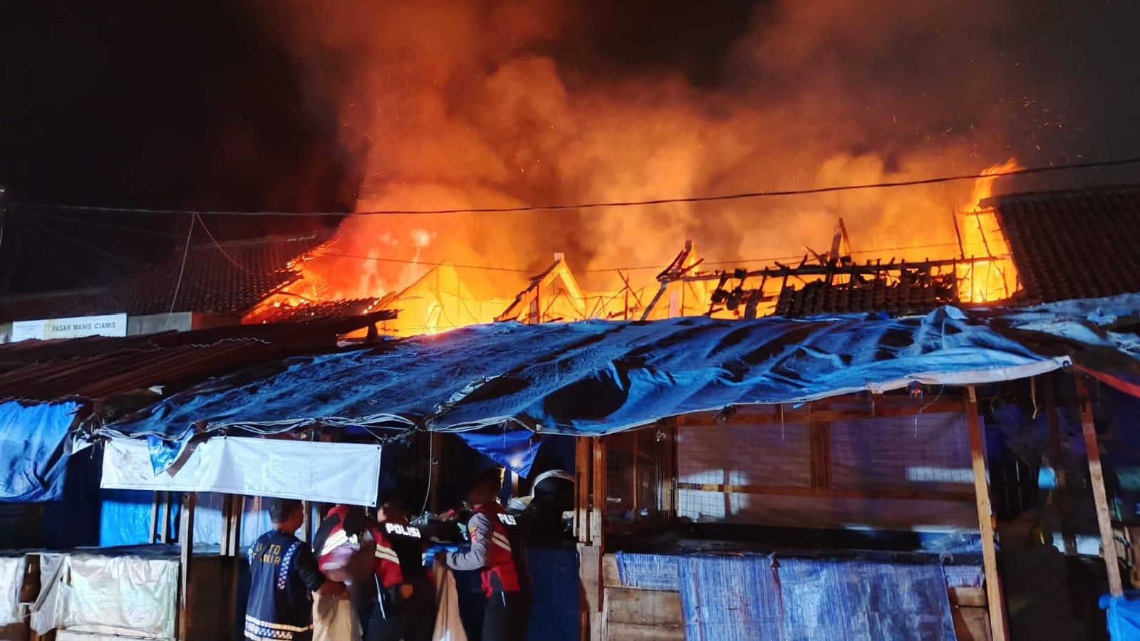 Kebakaran Hebat di Pasar Manis Ciamis, Pedagang Panik Selamatkan Barang Dagangan
