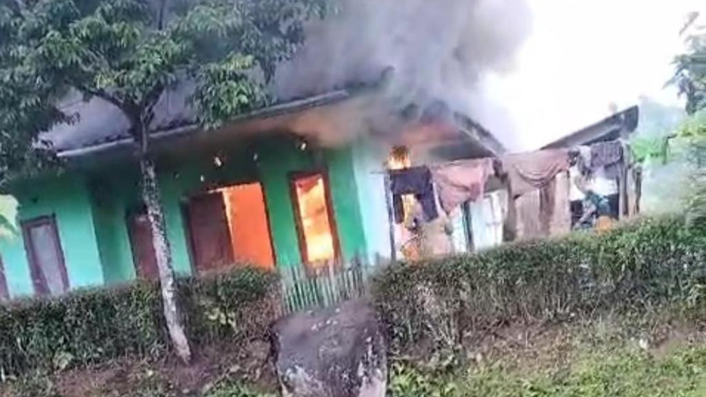 Kebakaran Rumah di Tasikmalaya, Diduga Akibat Korsleting Listrik Bangungan Semi Permanen di Bojonggambir Ludes Terbakar
