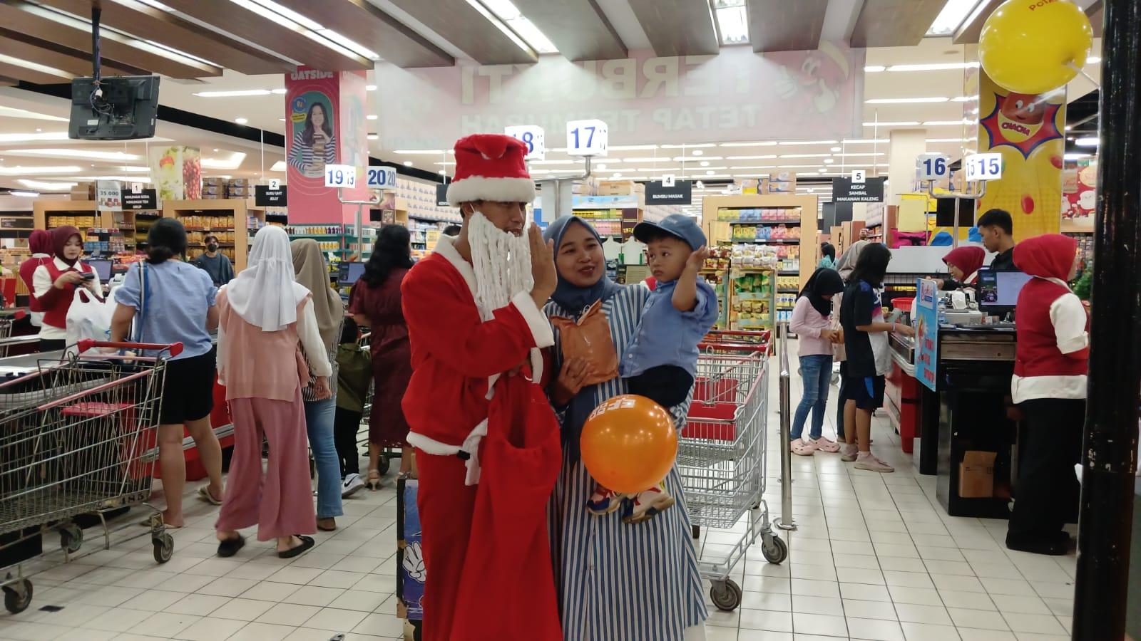 Keceriaan Natal di Plaza Asia Tasikmalaya, Santa Claus Berbagi Hadiah kepada Pengunjung