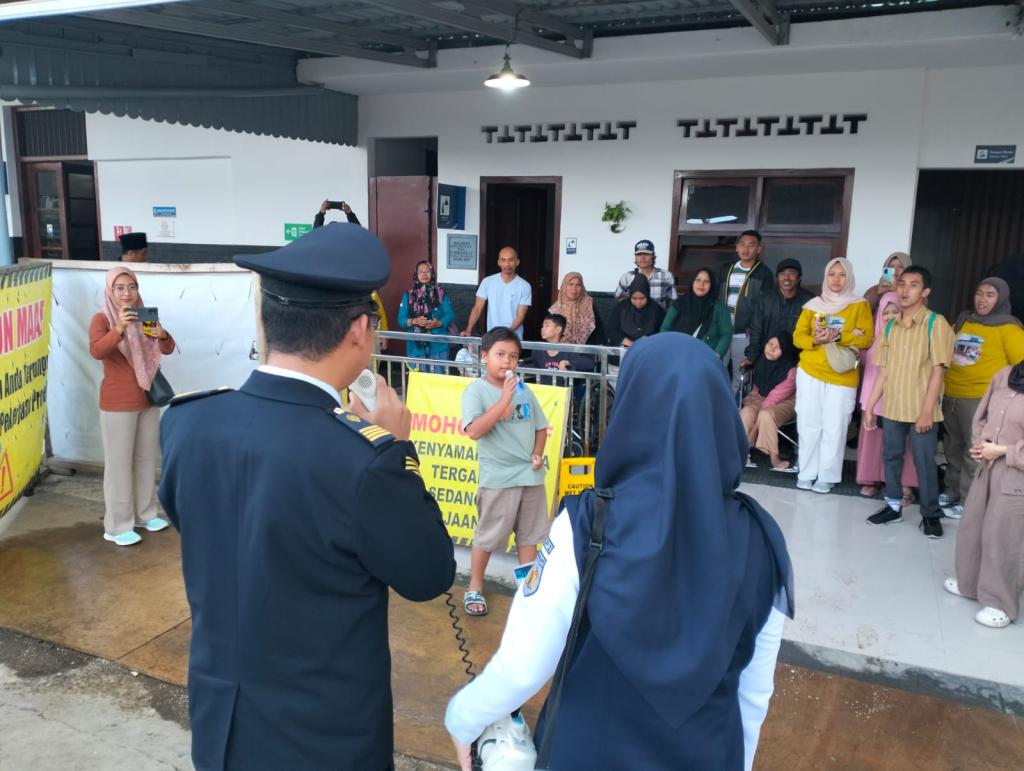 Keceriaan Warga Difabel saat Diajak Mengenal Jenis Kereta di Stasiun Tasikmalaya