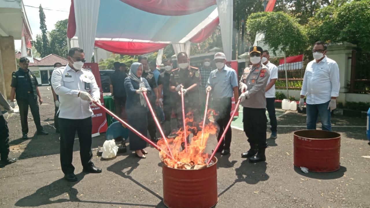 Kejari Kota Banjar Musnahkan Barang Bukti Perkara Pidana, Dari Narkotika hingga Identitas Digital