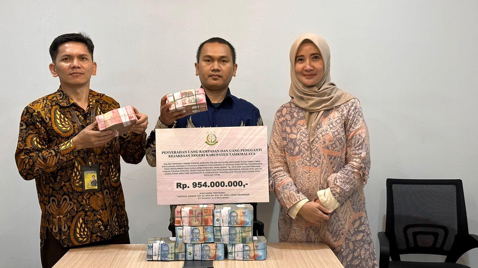 Kejari Kabupaten Tasikmalaya Setorkan Uang Rampasan dan Pengganti ke Kas Negara