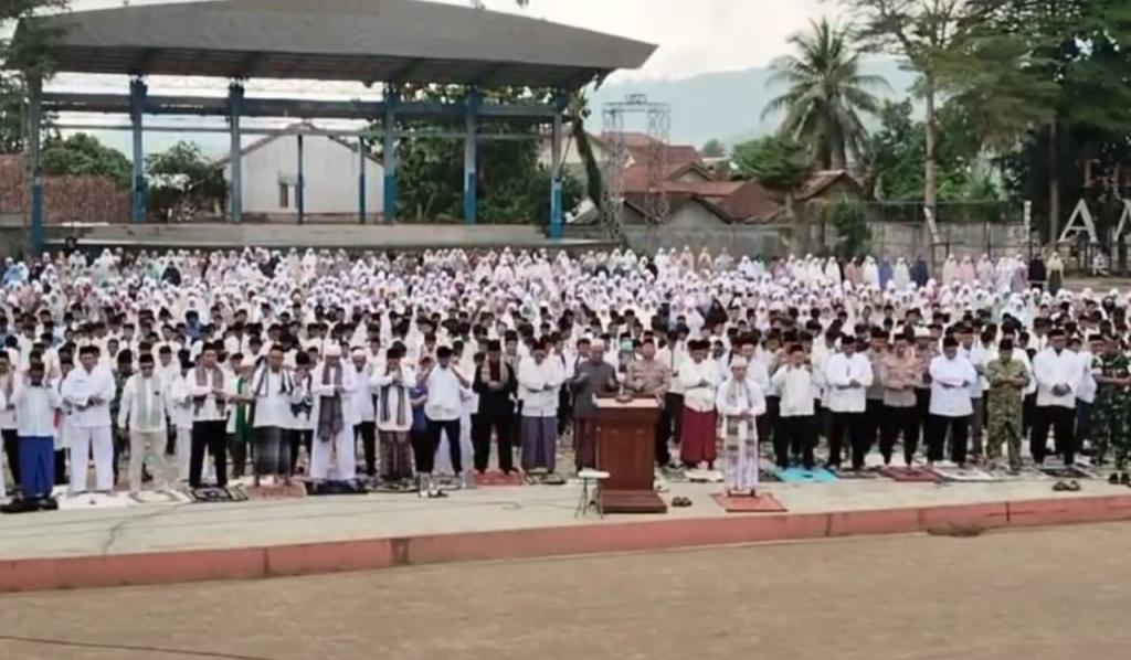 Kekeringan Empat Bulan, Ribuan Warga Kota Banjar Gelar Salat Istisqa di Lapang Bhakti