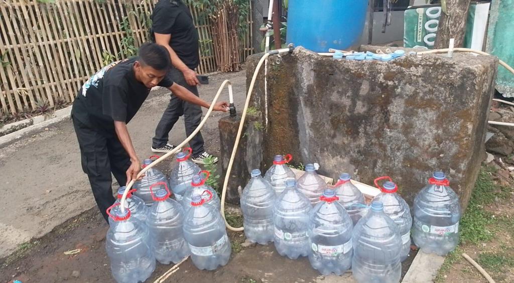 Kemarau Panjang Sejak Mei, Warga Purbaratu Tasikmalaya Rela Antre Puluhan Galon demi Air Bersih