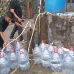 Kemarau Panjang Sejak Mei, Warga Purbaratu Tasikmalaya Rela Antre Puluhan Galon demi Air Bersih