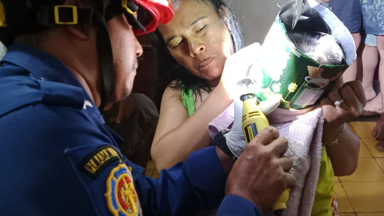 Kepala Balita di Ciamis Tersangkut Kaleng Biskuit, Petugas Damkar Turun Tangan