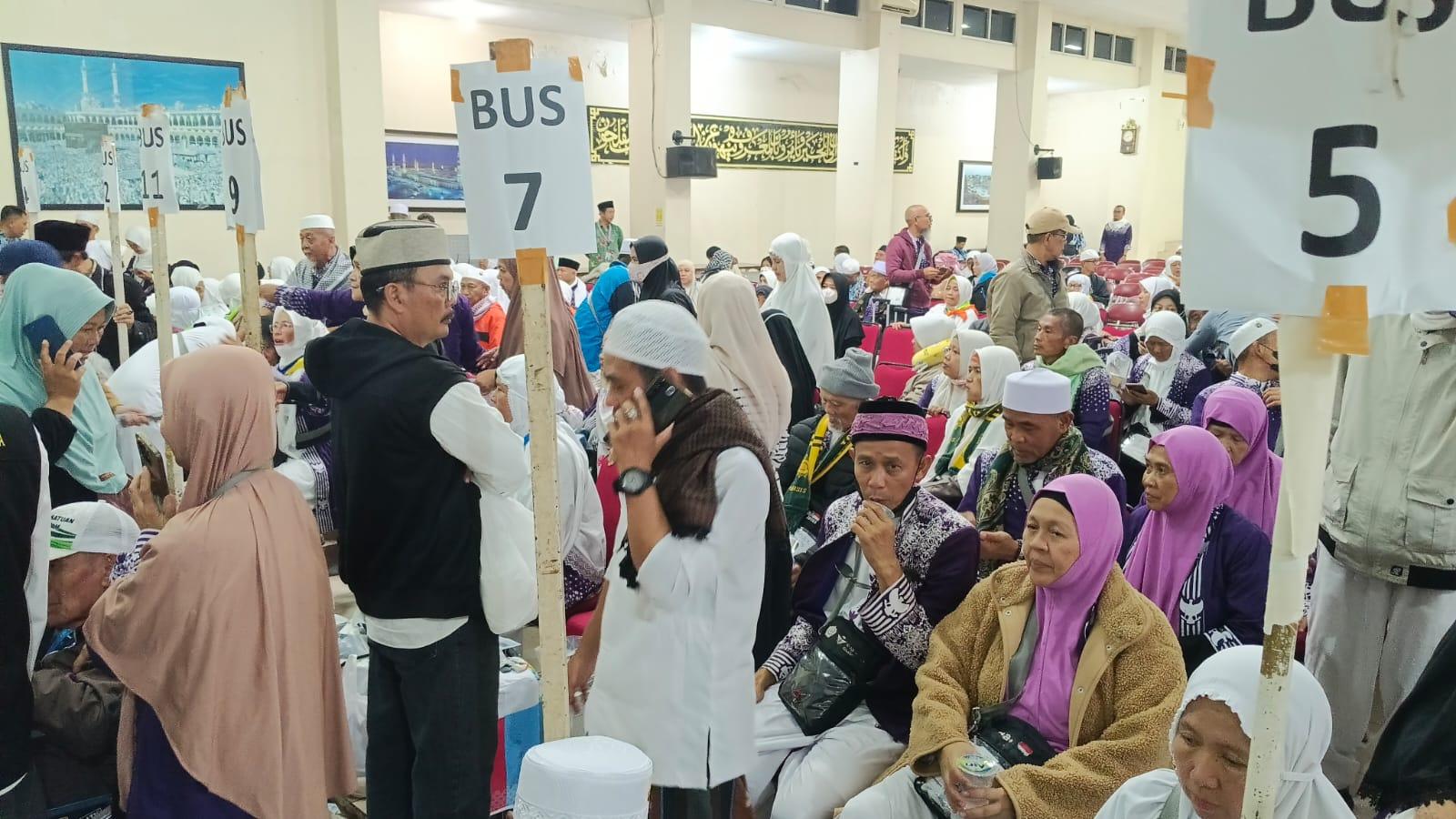 Kepulangan Ratusan Jemaah Haji Asal Kota Tasikmalaya Disambut Haru Keluarga, Dua Masih Dirawat di Arab Saudi