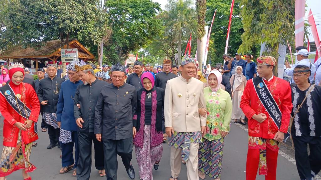 Kirab Helaran Budaya 2024 Meriahkan HUT ke-23 Kota Tasikmalaya, Cheka: Persembahan Agar Warga Bahagia