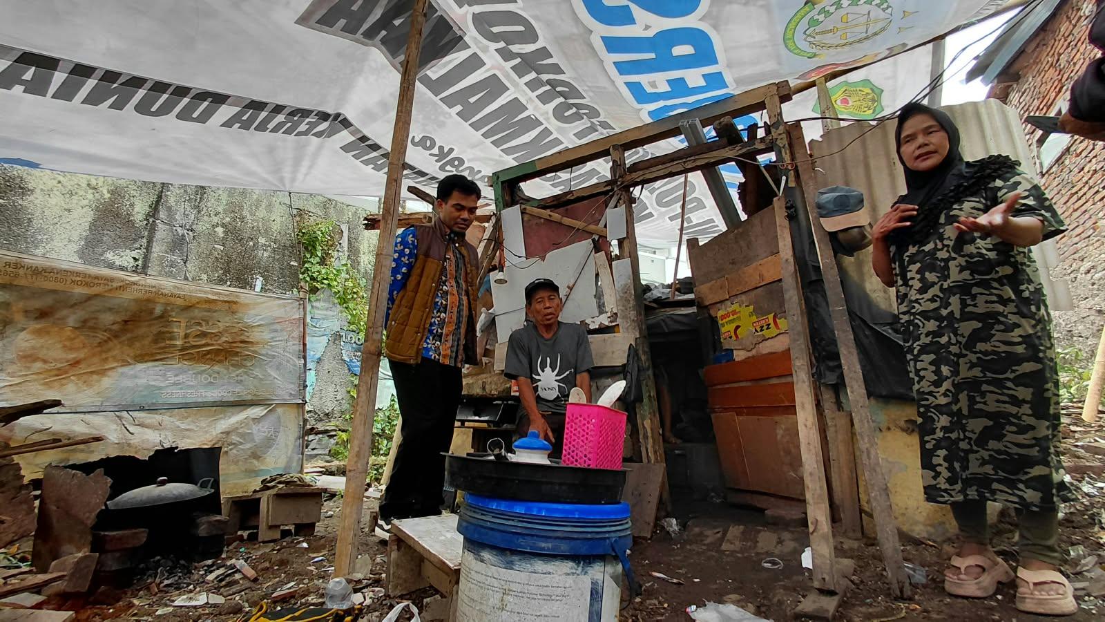 Kisah Pilu Kakek Nana: Tinggal di Gubuk Reot di Tengah Kota Tasikmalaya Sambil Merawat Cucu Tunawicara