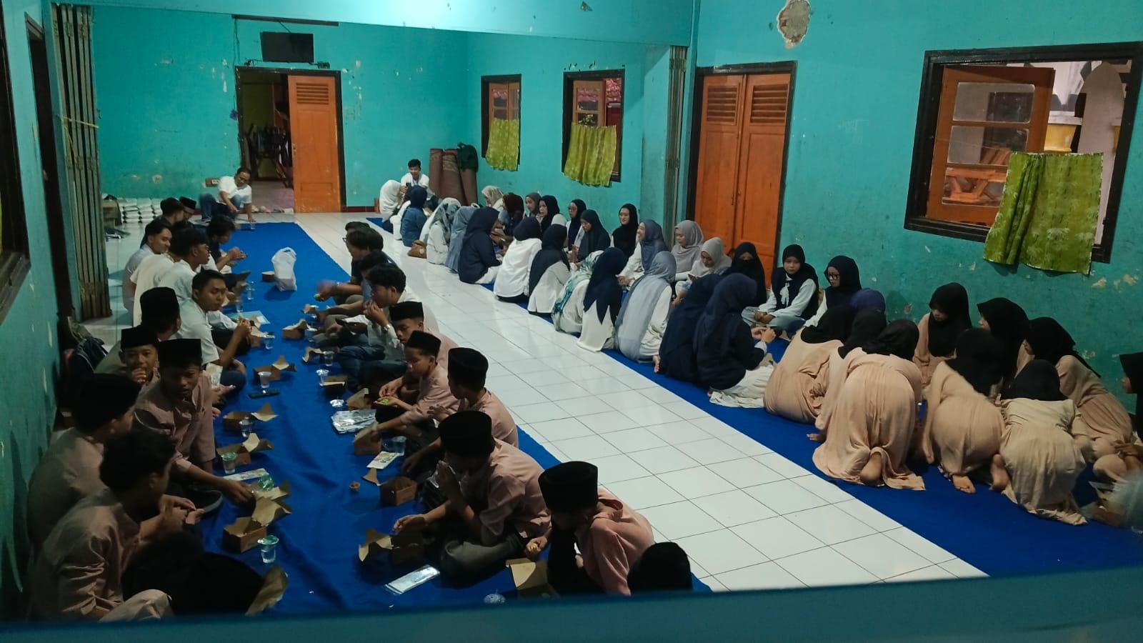 Komunitas Adiguna Catura Tasikmalaya UT Bandung Berbagi Kebahagiaan Bersama Anak Yatim Piatu