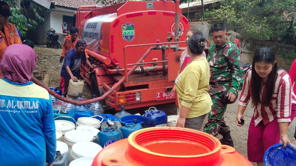 Krisis Air Bersih di Ciamis, Kodim 0613 dan BPBD Kerahkan Damkar Pasok Air Ke Desa Kertajaya