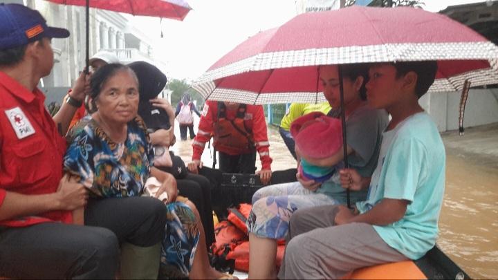 Lansia Sakit, Bayi dan Ibunya Dievakuasi Pakai Perahu Karet di Lokasi Banjir Sukaresik Tasikmalaya