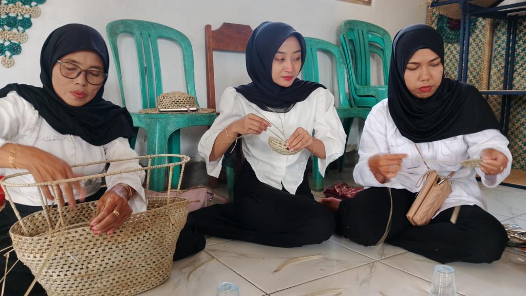 Lestarikan Warisan Leluhur, Puluhan Perajin di Citapen Landeuh Ciamis Sulap Daun Pandan Jadi Produk Bernilai Ekspor
