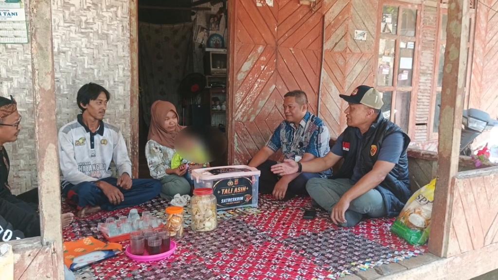 Lewat Jumat Berkah, Satreskrim Polres Ciamis Sambangi dan Salurkan Bantuan Gizi untuk Balita di Tambaksari