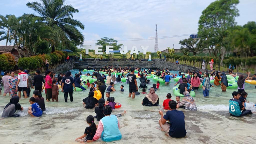 Libur Tahun Baru 2025, TeeJay Waterpark Tasikmalaya Ramai Dikunjungi Wisatawan