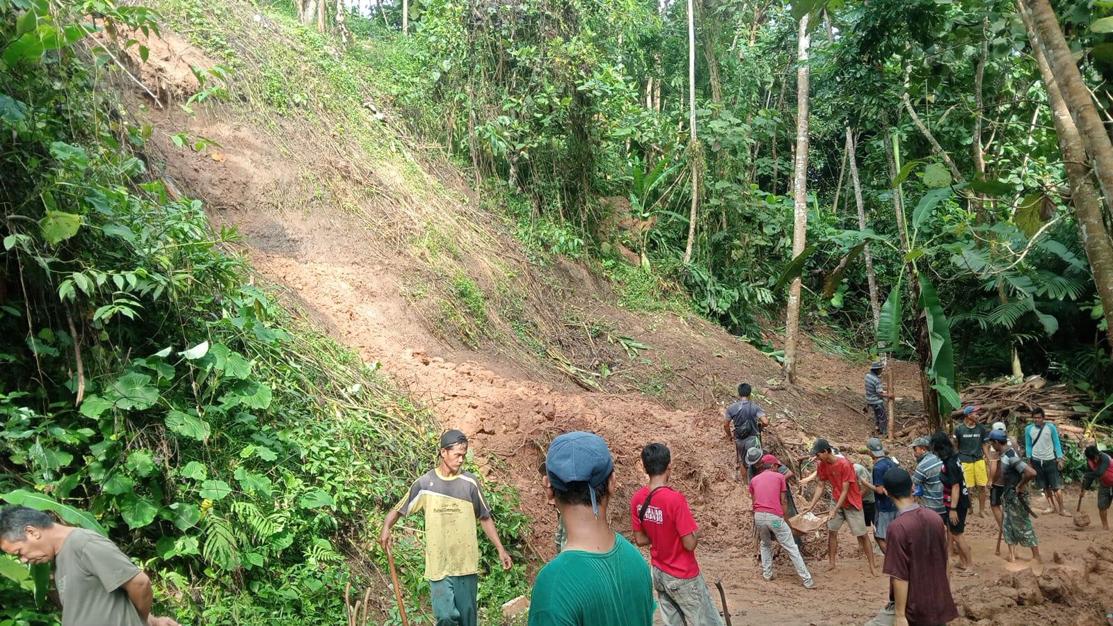 Longsor Tutup Akses Jalan Desa di Pamarican Ciamis, Warga Terisolasi