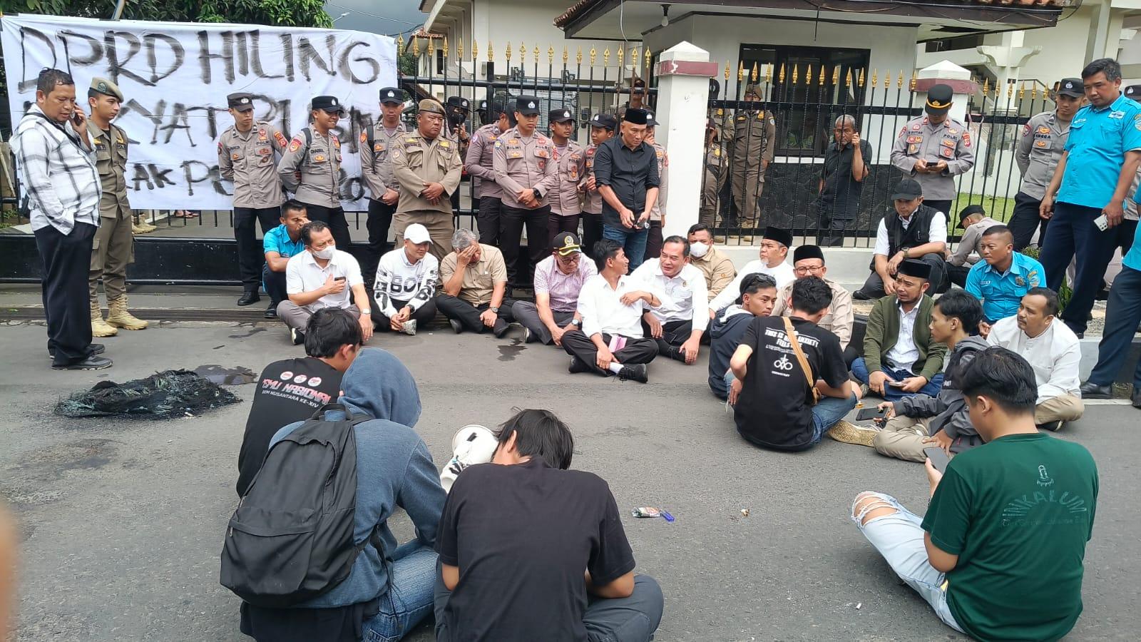 Mahasiswa RKRI Demo di DPRD Kota Tasikmalaya, Soroti Anggaran Perjalanan Dinas Rp 13,27 Miliar